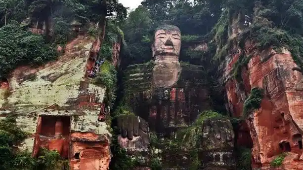 景区回应有人在乐山大佛前漂流热搜配图