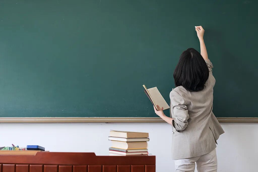 多地小学老师为何改教初中热搜配图