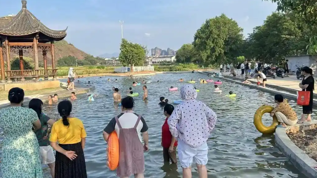 一个“村级”游泳池为啥全网点赞热搜配图